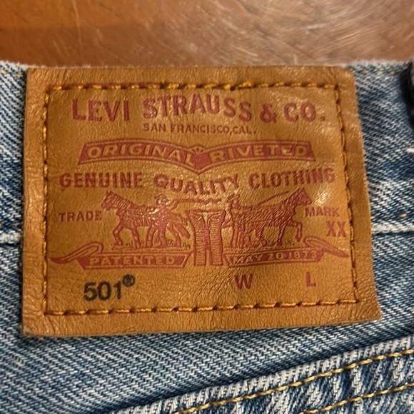 Levi’s Premium 501 button fly denim distressed jean shorts size 32 - Picture 4 of 8